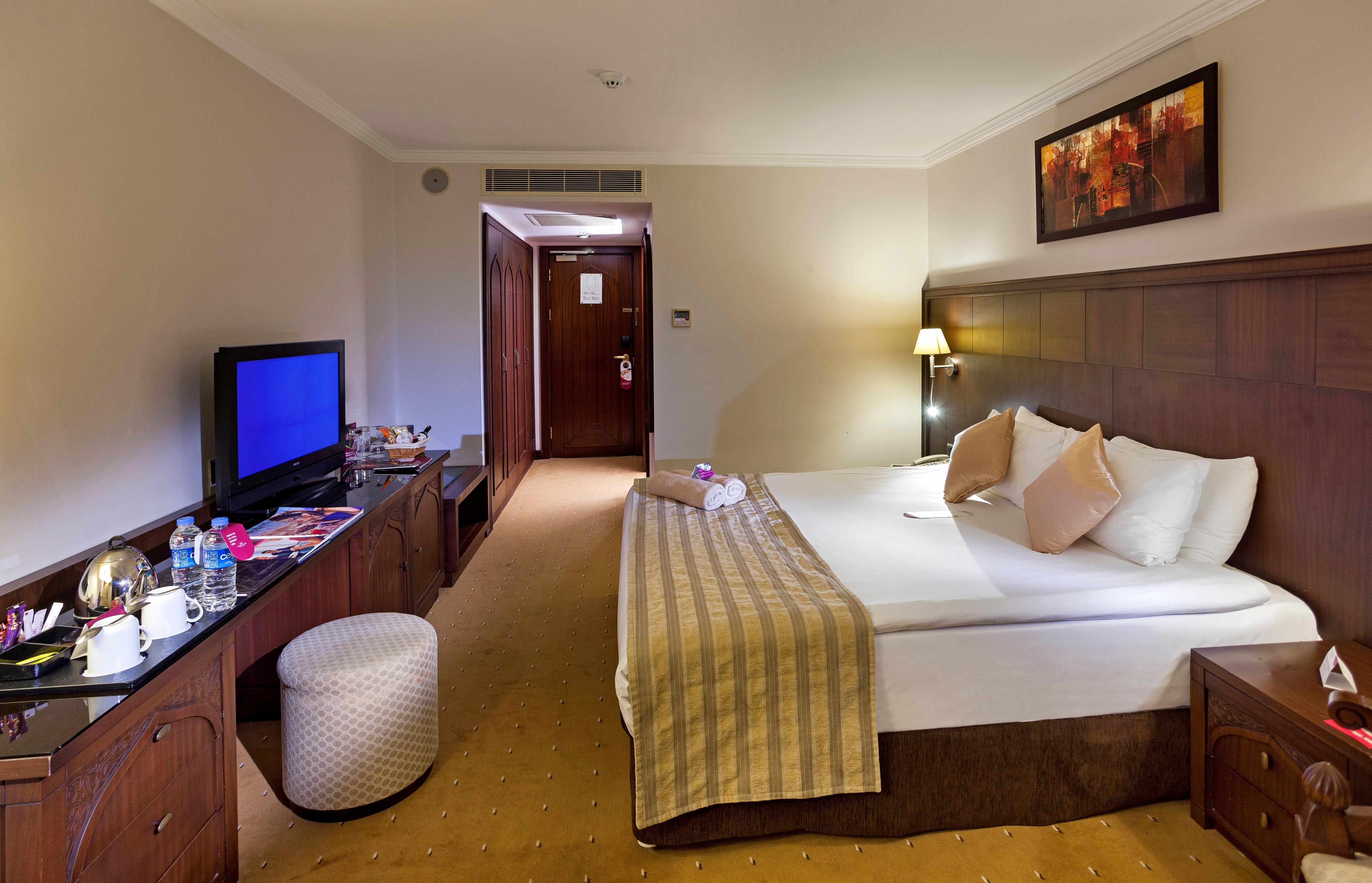Hotel Crowne Plaza Antalya By Ihg Exterior foto A room at the hotel