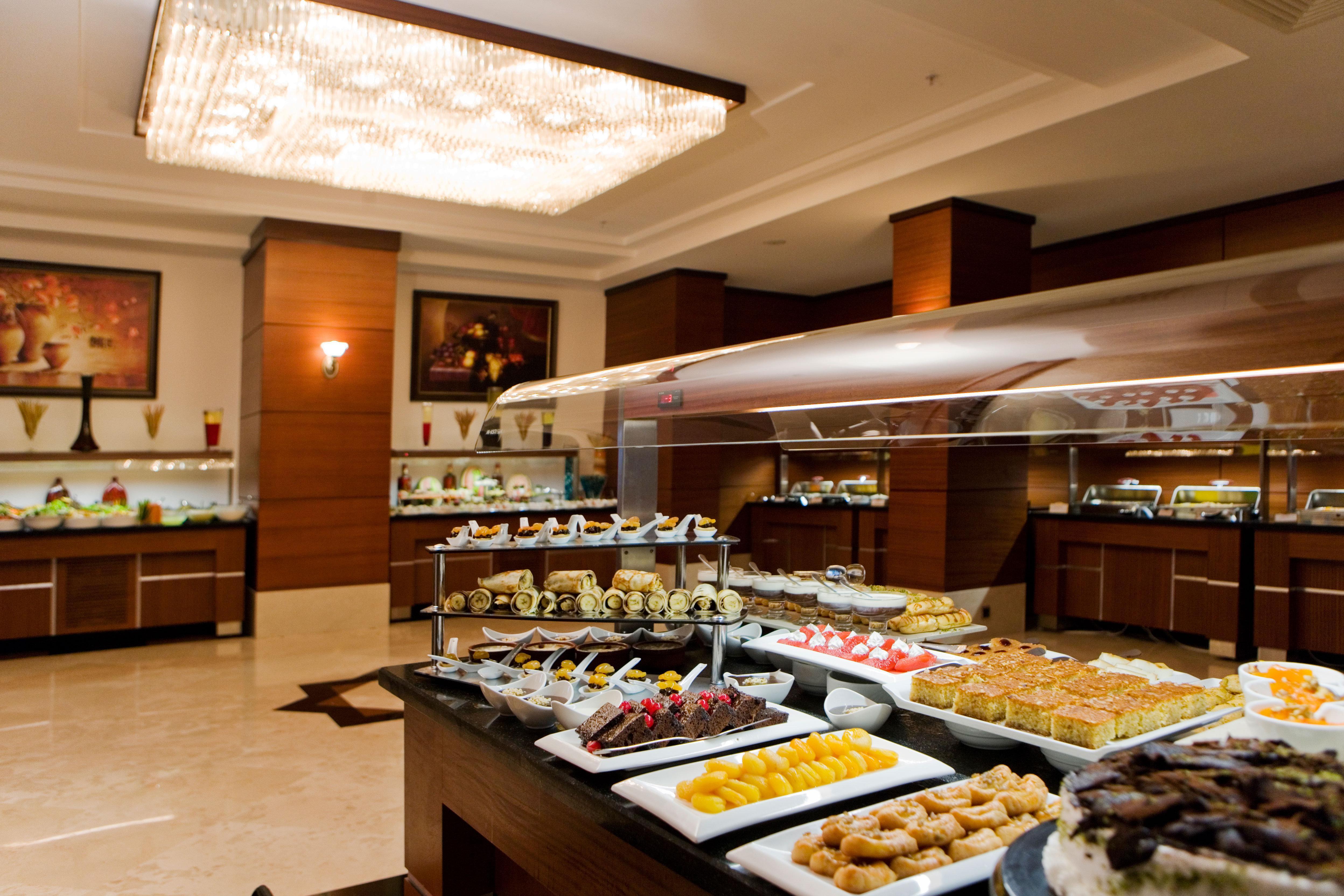 Hotel Crowne Plaza Antalya By Ihg Exterior foto A buffet at a hotel