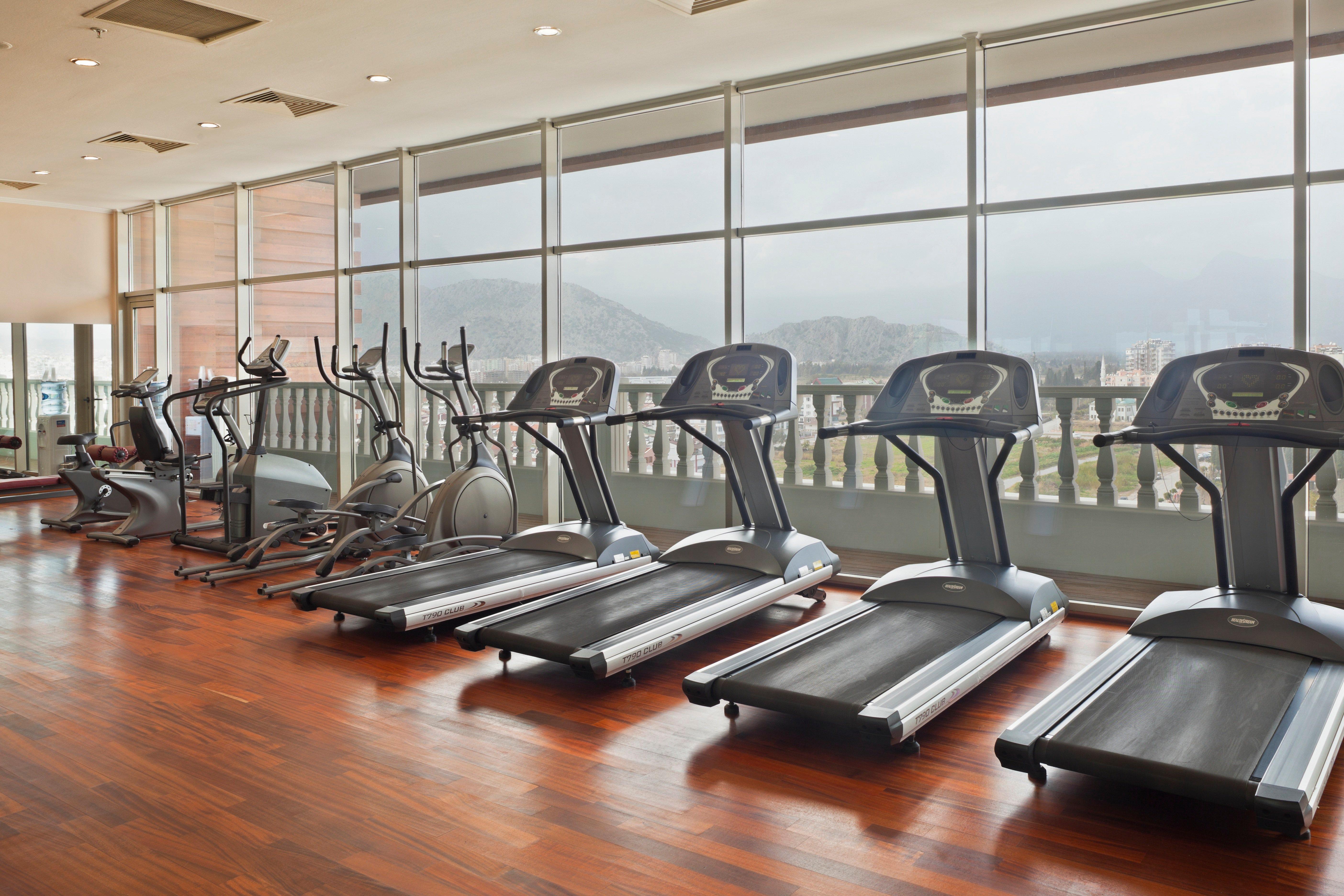Hotel Crowne Plaza Antalya By Ihg Exterior foto Treadmills in a gym
