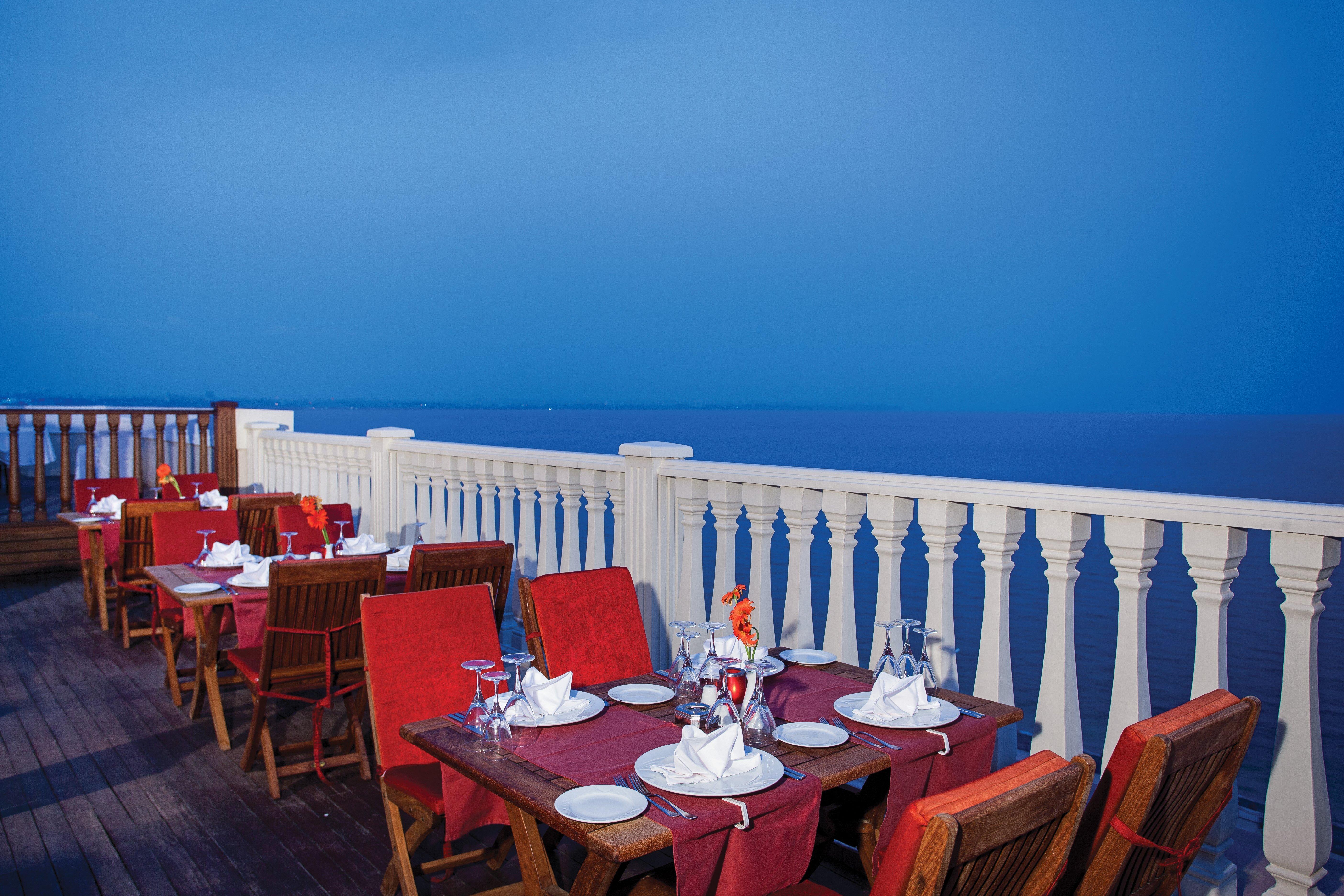 Hotel Crowne Plaza Antalya By Ihg Exterior foto The restaurant on the top of the hotel