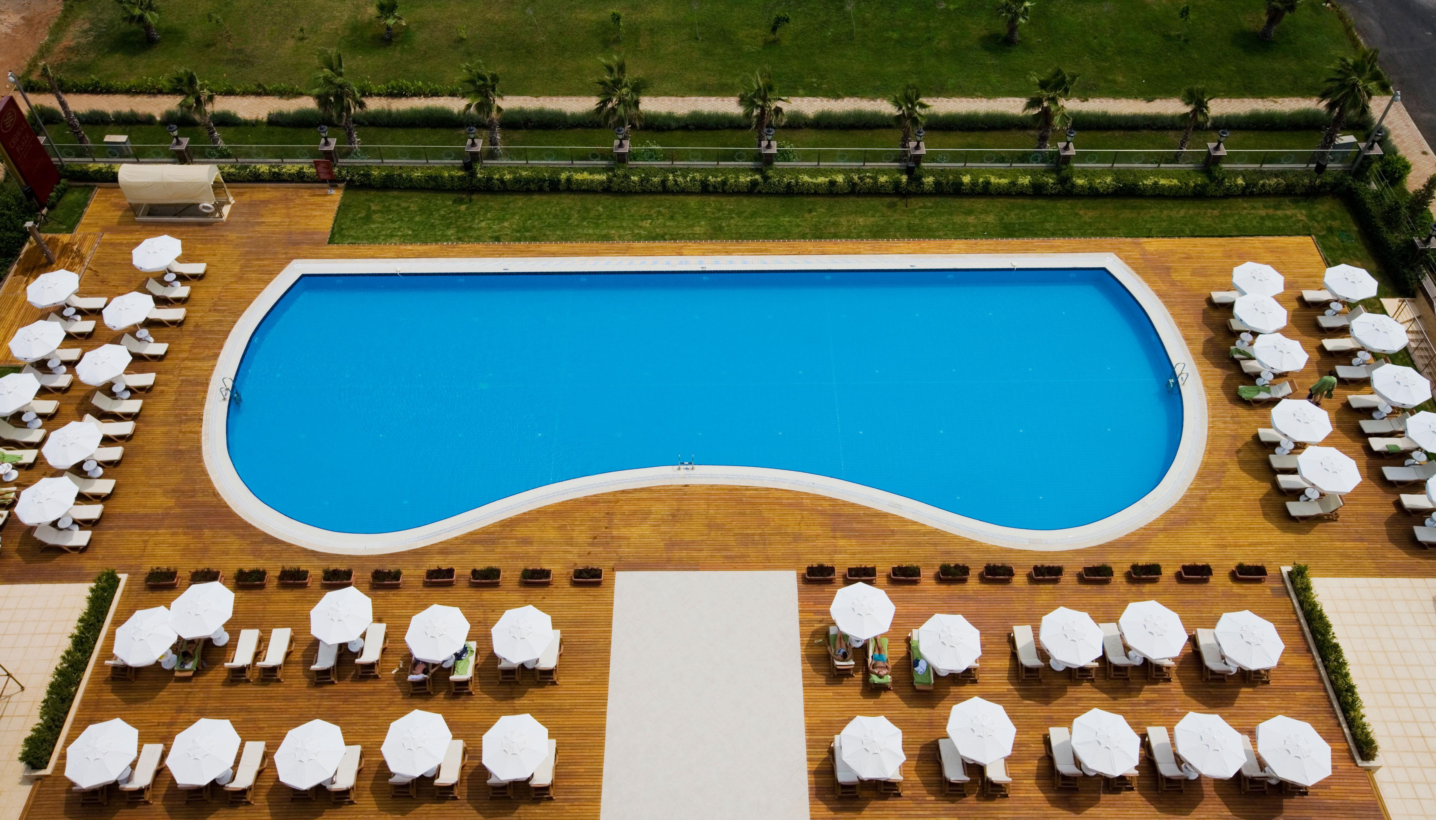 Hotel Crowne Plaza Antalya By Ihg Exterior foto A kidney-shaped pool