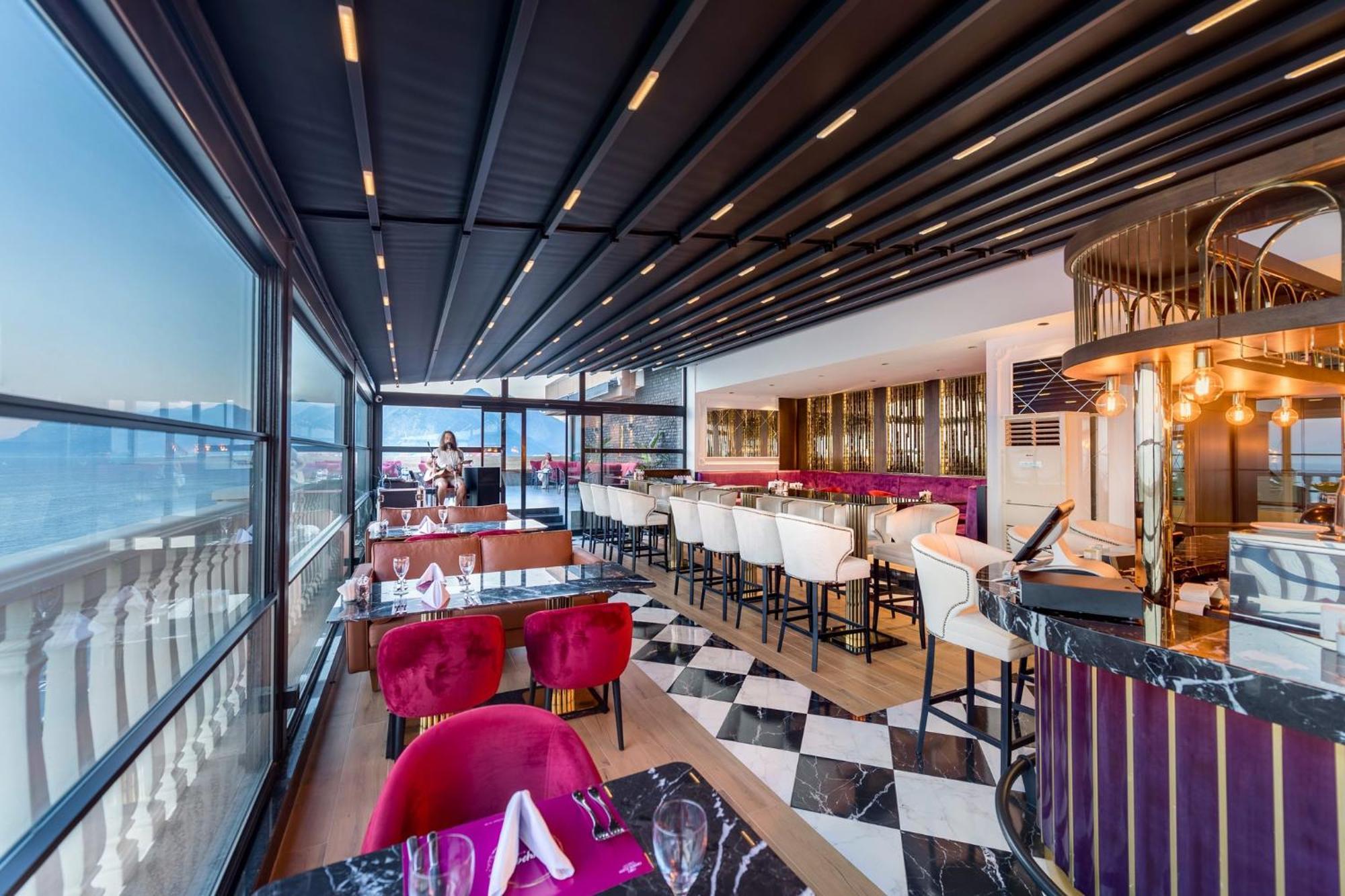 Hotel Crowne Plaza Antalya By Ihg Exterior foto The 360° Sky Lounge