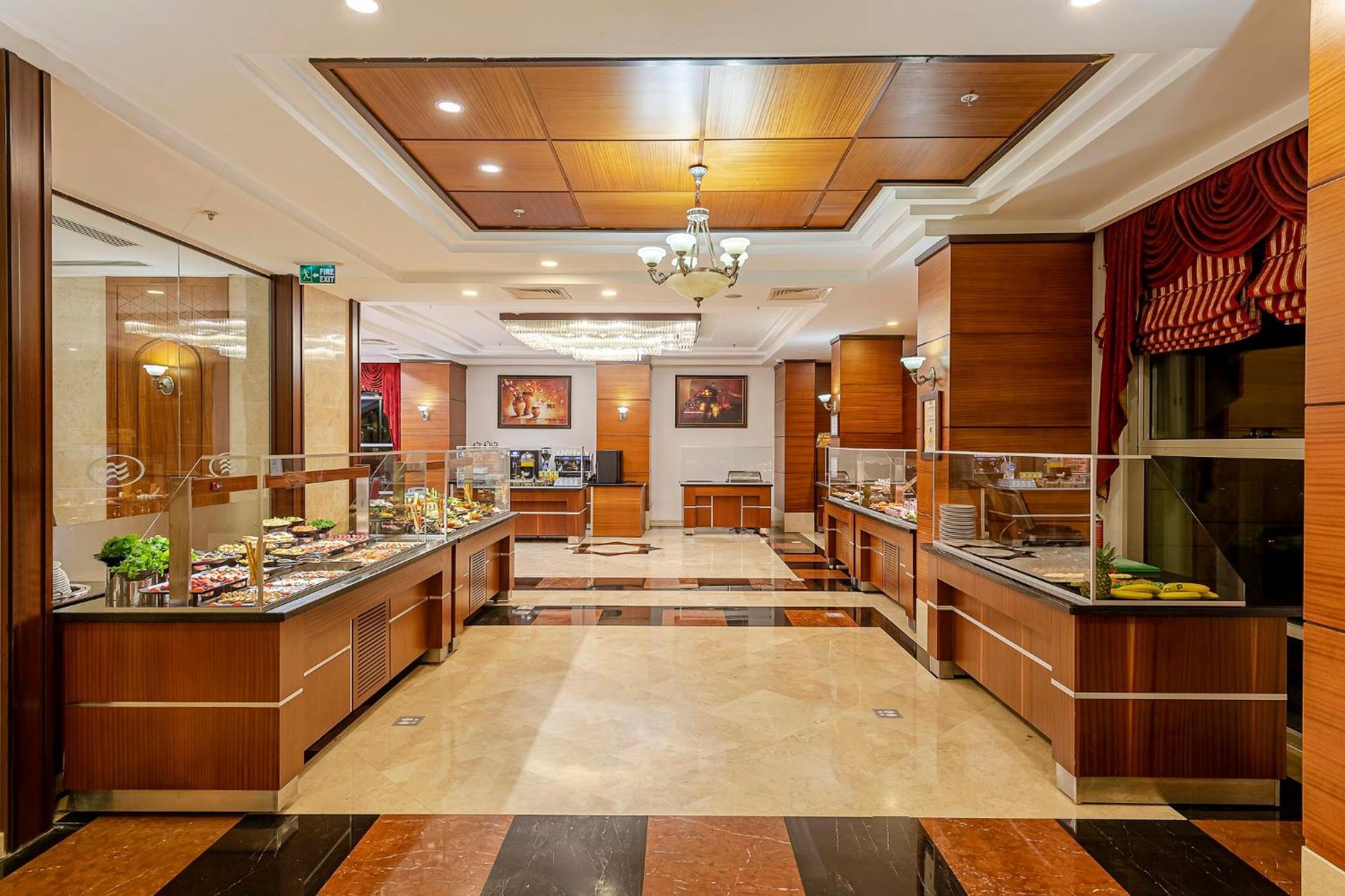 Hotel Crowne Plaza Antalya By Ihg Exterior foto The buffet at the hotel